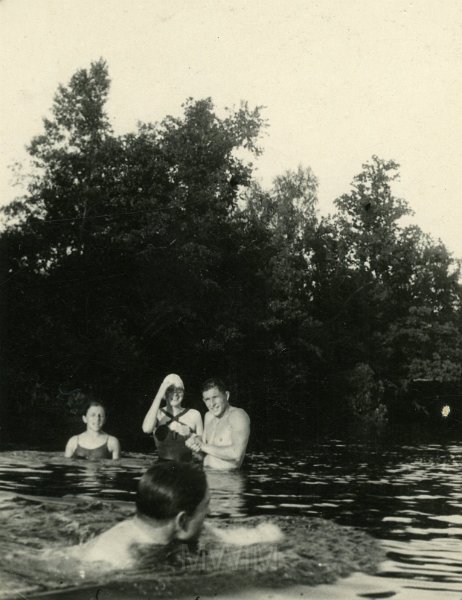 KKE 4990.jpg - Fot. Grupowa. Nad jeziorem Świteź, Miratycze, 1937 r.